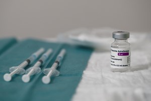 AstraZeneca. EMA admite ligação de coágulos com vacina, mas 'benefícios são superiores aos riscos'