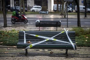 A partir de amanhã volta a ser permitida permanência em parques e bancos de jardim