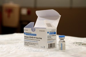 Johnson & Johnson supervisiona fábrica onde foram danificadas 15M de vacinas