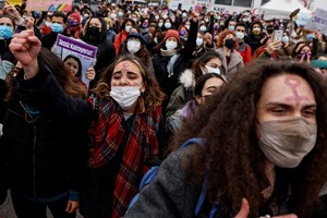 Manifestantes protestam na Turquia contra saída de tratado que protege as mulheres