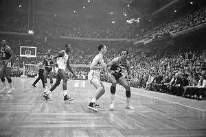 Elgin Baylor, lenda dos LA Lakers, morre aos 86 anos