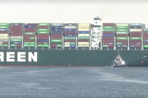 'Erro humano' pode ter encalhado navio no Canal do Suez