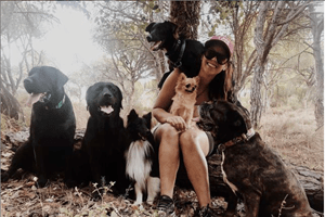 Sara, 'mãe' de seis cães, criou a primeira plataforma de viagens pet friendly