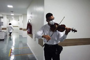 Violinista leva música a hospital do Rio de Janeiro