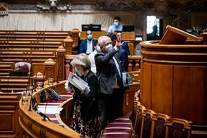 Parlamento aprova 14.º estado de emergência durante pandemia de covid-19