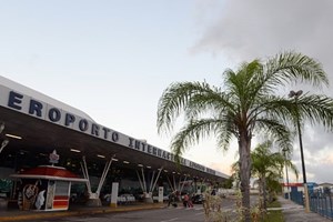 Covid-19. Português infetado é detido em aeroporto no Brasil ao tentar embarcar sem máscara