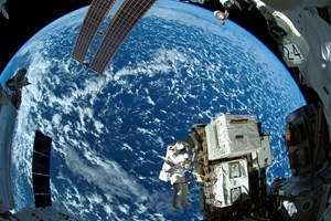 Destroços adiam conserto de antena na Estação Espacial Internacional