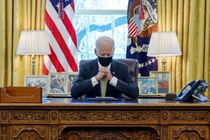 Biden vai anunciar plano de investimento e emprego milionário financiado com subida de impostos