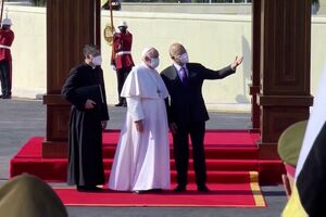 Papa Francisco recebido com guarda de honra no palácio presidencial iraquiano - SABADO