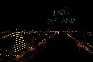 Irlanda celebra Dia de São Patrício com 500 drones a iluminar o céu