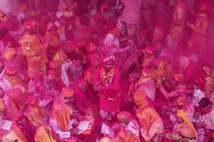 Milhares celebram festival Holi na Índia apesar da Covid-19 - SABADO