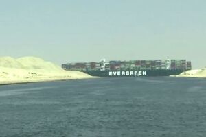 Navio de carga bloqueia Canal do Suez no Egito