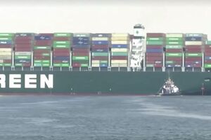 Navio de carga bloqueia Canal do Suez no Egito