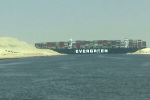Canal Suez no Egito bloqueado por navio de carga - SÁBADO