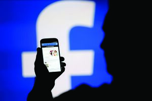 Utilizador acede ao Facebook no telemóvel
