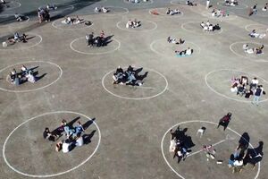 Cidade belga com círculos pintados na rua para promover distanciamento devido à Covid-19 - sabado