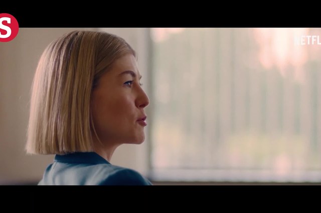 Rosamund Pike brilha no novo filme da Netflix