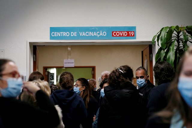 Europa impede exportação de vacinas e pode continuar a fazê-lo