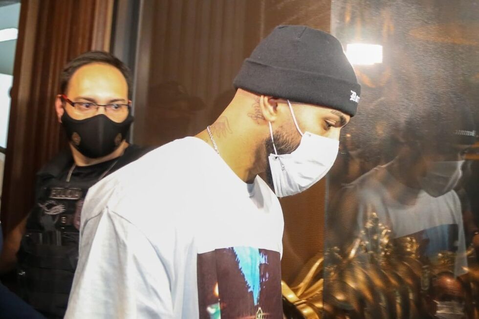 Gabigol, jogador do Flamengo, apanhado com mais de 200 pessoas num casino clandestino em São Paulo em plena pandemia
