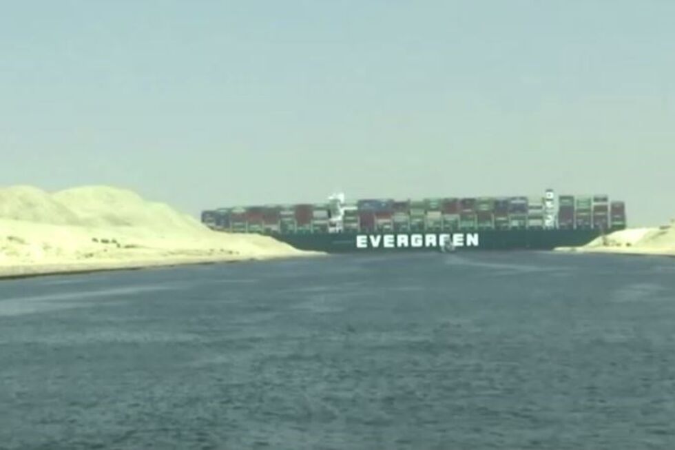 Navio de carga bloqueia Canal do Suez no Egito