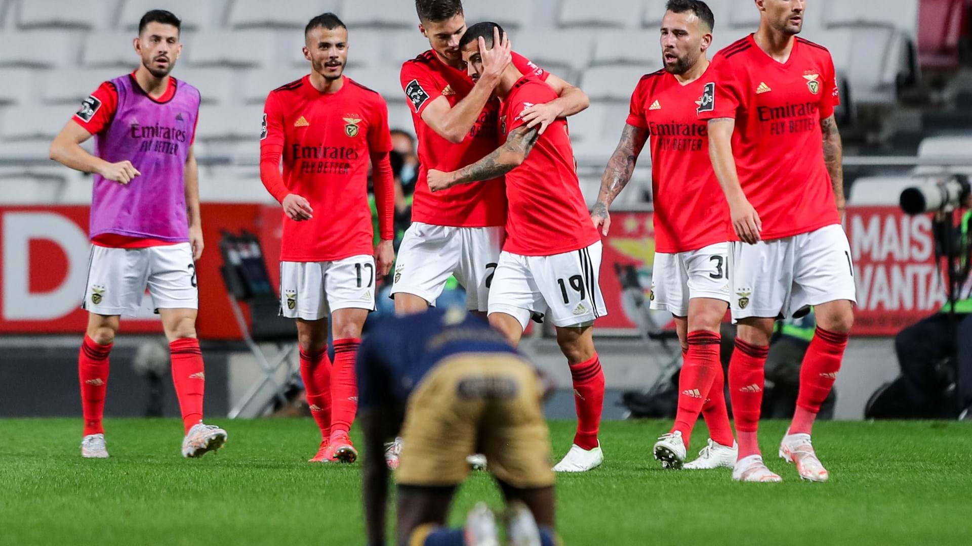 Benfica vence Santa Clara e pressiona FC Porto pelo ...