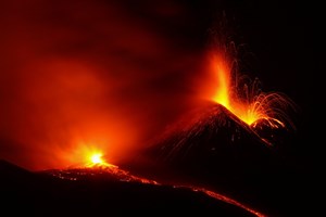 Erupção do vulcão Etna provoca encerramento do espaço aéreo no sul de Itália