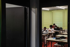 Alunos migrantes são segregados e escolas não fazem tudo para o evitar