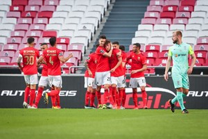Benfica vence Marítimo e continua a três pontos do segundo lugar