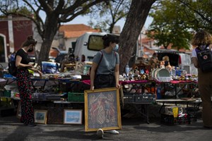 Na Feira da Ladra 'não se perde nada' em fazer o teste e paira o medo: 'E se isto volta a fechar?'
