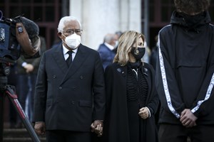 Dezenas de pessoas na Basílica da Estrela para o último adeus a Jorge Coelho