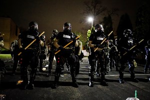 Polícia dos EUA mata jovem negro e os protestos voltaram às ruas