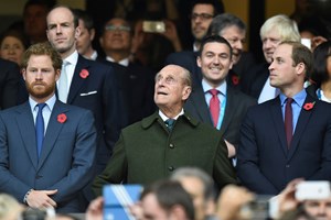 William e Harry recordam príncipe Filipe como homem “extraordinário” e “de honra'