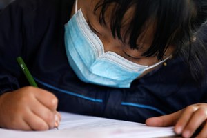 Covid-19: Especialista alerta que uso de máscara aumentou doenças da voz