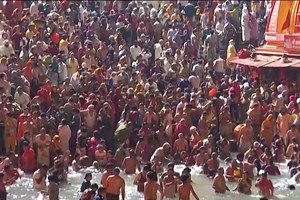 Milhares de pessoas juntam-se no rio Ganges na Índia apesar da pandemia