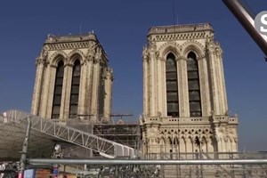 Macron sobe ao topo da Catedral de Notre Dame dois anos após incêndio
