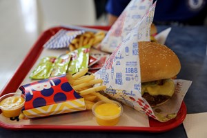 Na luta entre o saber e o comer ainda ganha a fast food