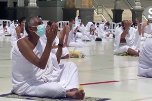 Máscara e distanciamento físico marcam orações do Ramadão em Meca