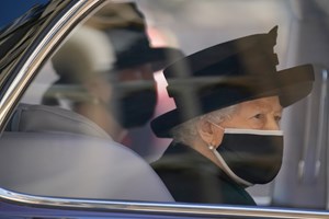 Quem é a mulher que acompanhou Isabel II no funeral do marido?