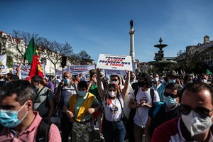 Centenas de pessoas em protesto contra a ilegalização do Chega em Lisboa