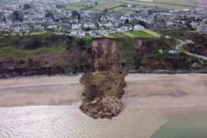 Casas escapam por um triz a derrocada no País de Gales