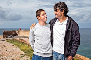 É ele que os leva às ondas de 30 metros