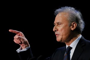 Revolta em França por autarca preso por violação continuar a gerir a autarquia