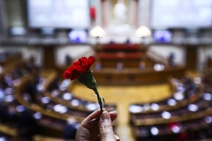 25 Abril: Máscara para todos, os cravos de sempre e ambiente mais descontraído