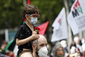 O 25 de Abril em que o desfile pela Liberdade se dividiu em dois