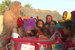 Roshan, o camelo que entrega livros às crianças do deserto