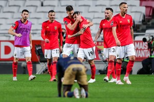 Benfica vence Santa Clara e pressiona FC Porto pelo segundo lugar