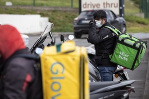 Acidente na estrada matou estafeta. O que protege quem nos entrega comida?