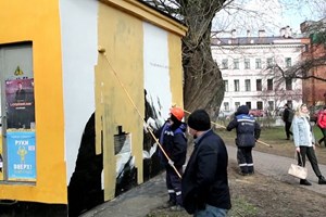 Autoridades russas apagam graffiti de Navalny em São Petersburgo