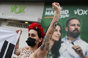 Ativistas do Femen protestam em topless contra o Vox em Madrid