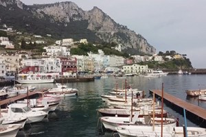 Imagens de drone mostram ilha de Capri vazia à espera de turistas